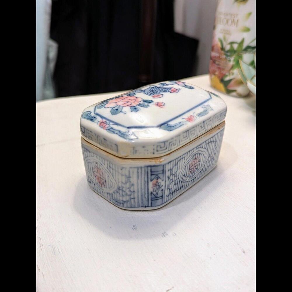 Vintage Chinese Trinket Box and Small Bowl, Hand-painted. - Picture 8 of 10